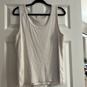 White basic fibbed tank! Great for layering / tucking in!